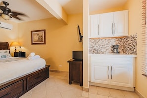 Desk, iron/ironing board, free WiFi, bed sheets - 3Br W/ensuite Ba Near Beaches Private Pool&Jacuzzi (Noord)