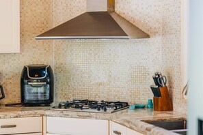 Coffee/tea maker, fridge, microwave, oven