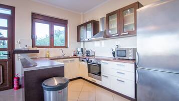 Honeymoon Villa | Private kitchen | Fridge, microwave, oven, stovetop