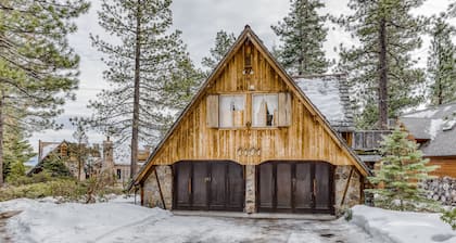 Cozy family & dog-friendly guest house with WiFi, kitchenette, & lake views