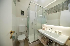 تجهيزات دش، مجففات شعر، مناشف، صابون