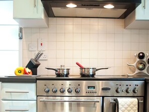 Lavavajillas y trona infantil