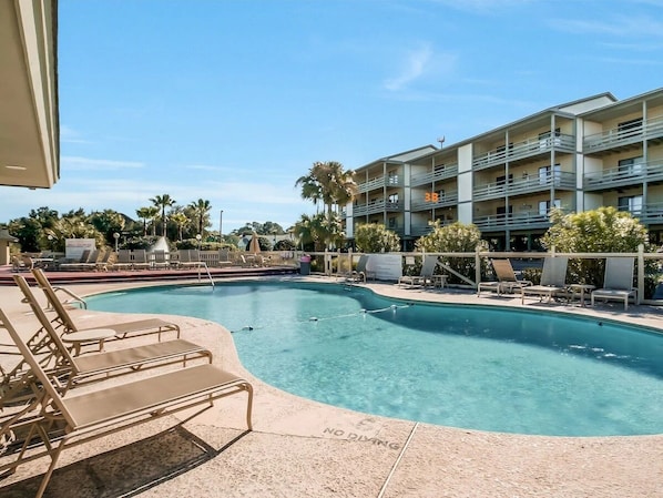 Outdoor pool - Two bedroom getaway near Tybee Beach & Lighthouse (Tybee Island)