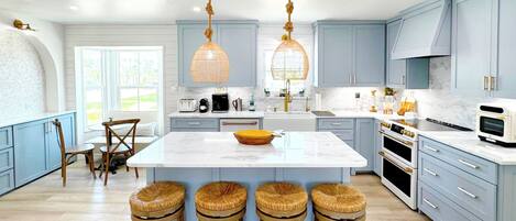 Kylskåp, mikrovågsugn, ugn och spishäll