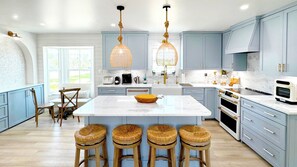 ثلاجة، ميكروويف، فرن، موقد طهي مسطح