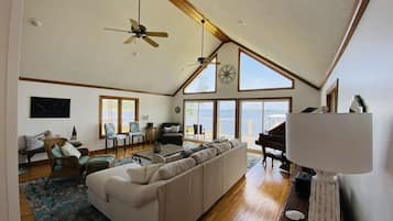 Älytelevisio, takka, kirjoja, stereot