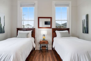 3 bedrooms, iron/ironing board, free WiFi, bed sheets - Home near Superdome and 10 minute drive to French Quarter. (New Orleans)