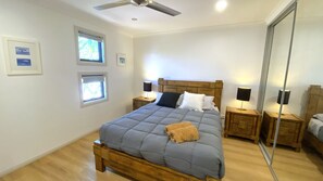 4 bedrooms, desk, bed sheets - 2 Corella Court - Private Jetty for a boat up to 12mt. (EXMOUTH)