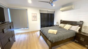 4 slaapkamers, een bureau, beddengoed