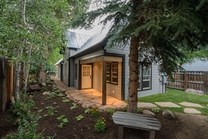 Exterior - Downtown with 3 Masters + Hot Tub! Convenient & Quiet (Crested Butte)
