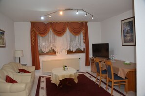 TV, stereo - Mountain View Rooms in Kindsbach (Kindsbach)