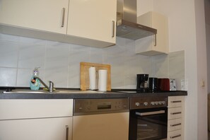 Fridge, microwave, oven, stovetop - Mountain View Rooms in Kindsbach (Kindsbach)