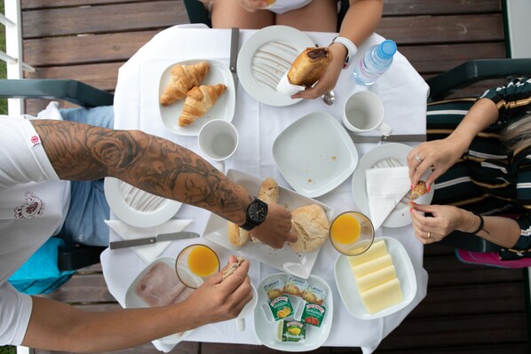 تناول الطعام بالخارج