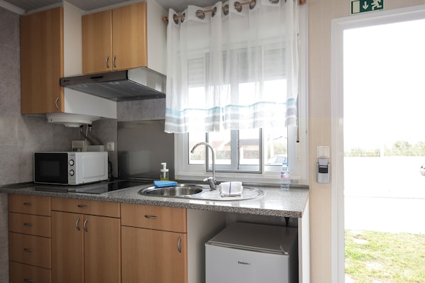 Refrigerador, microondas y parrilla de estufa 