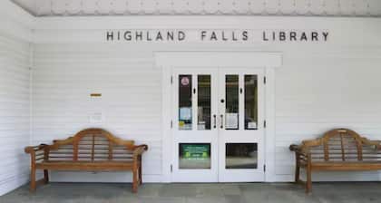 Stylish 2BR Retreat Steps from Thayer gate FREE private parking/WiFi