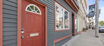 Stylish 2BR Retreat Steps from Thayer gate FREE private parking/WiFi