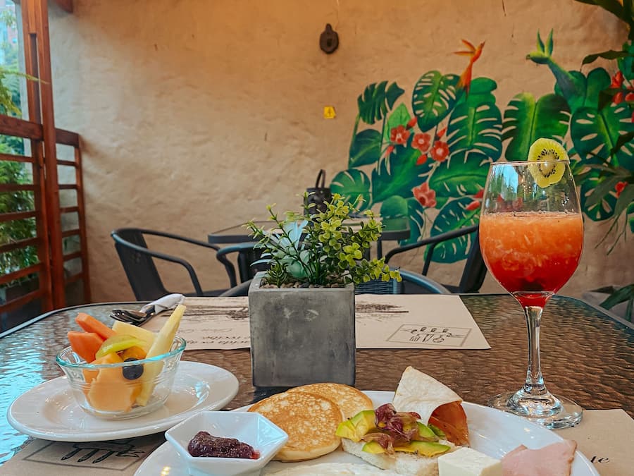 Bao gồm bữa sáng đầy đủ hàng ngày