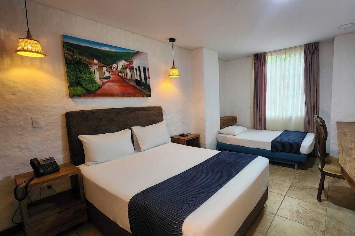 Superior Triple | Desk, soundproofing, free WiFi, bed sheets