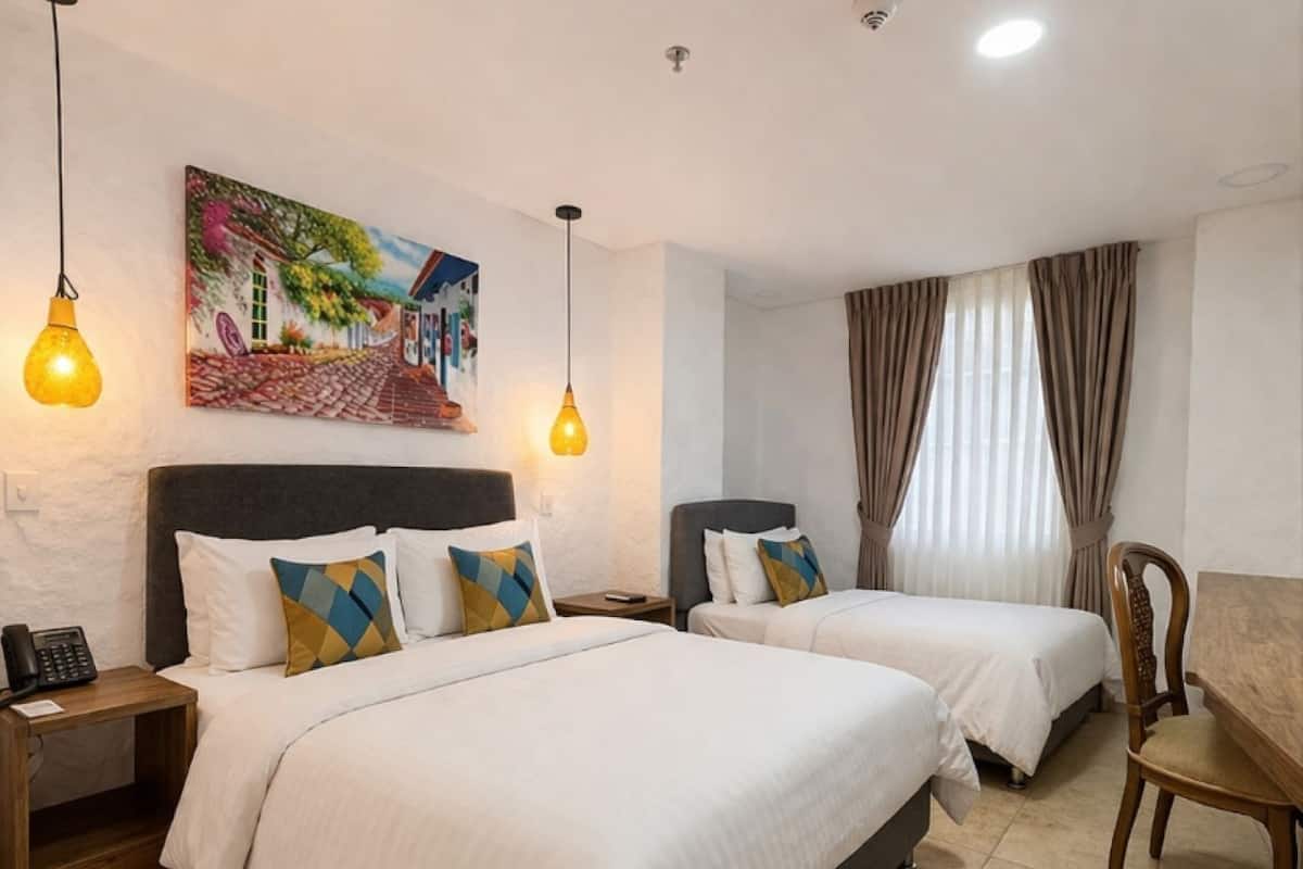 Escritorio, sistema de insonorización, wifi gratis y ropa de cama