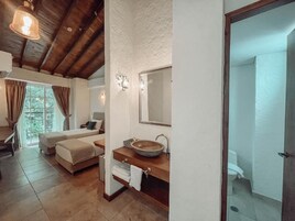 Escritorio, sistema de insonorización, wifi gratis y ropa de cama