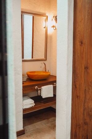 Dusche, Regendusche, Haartrockner, Handtücher