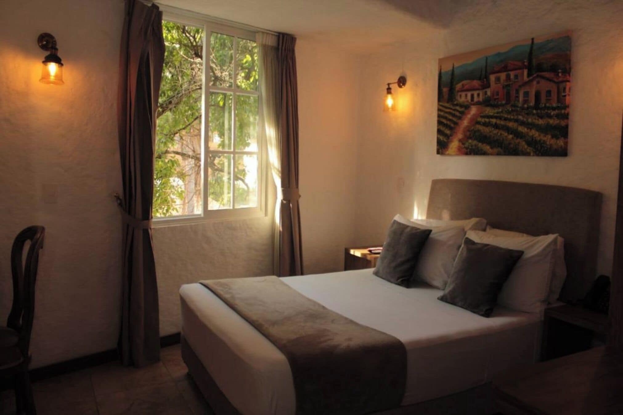 مكتب وتجهيزات عازلة للصوت وواي فاي مجانًا وملاءات أسرّة