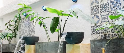 Una piscina techada, sillones reclinables de piscina