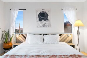 4 室のベッドルーム、WiFi (無料)、ベッドシーツ