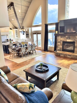 TV, fireplace, DVD player, table tennis - Pristine waterfront estate on Lake Coeur d'Alene (Coeur d'Alene)