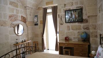 3 chambres, coffres-forts dans les chambres, bureau