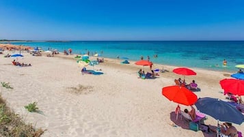 Sulla spiaggia, lettini da mare, teli da spiaggia