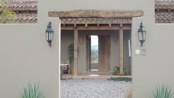 Vista frontal de la propiedad