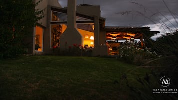 Fachada de la propiedad por la tarde o noche