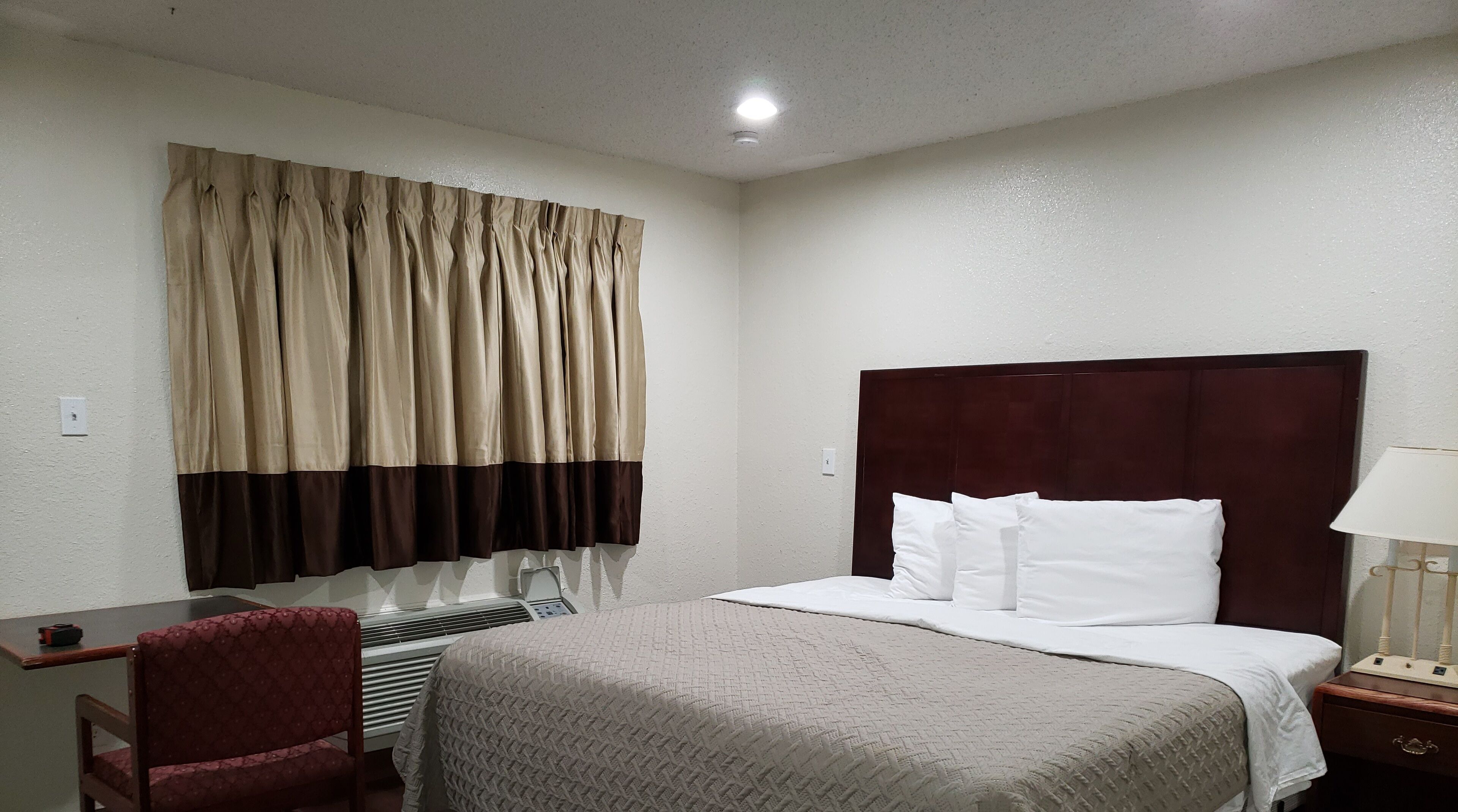 Single Room, 1 King Bed, Non Smoking | Down comforters, desk, WiFi (free), individually decorated