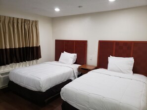 Down comforters, individually decorated, individually furnished, desk - CLEAR LAKES INN (Quitman)