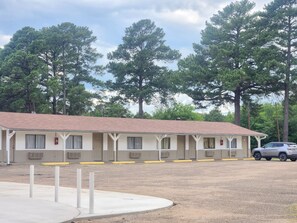 Front of property - CLEAR LAKES INN (Quitman)