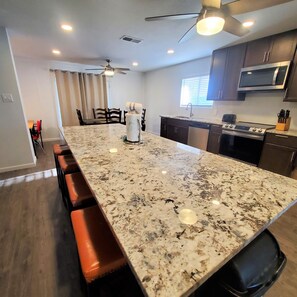 Fridge, microwave, oven, stovetop - Casa Palmera-Terramar Canal Front home w/Pool, Dog Friendly,kayaks/pdlebrd/canoe (Galveston)