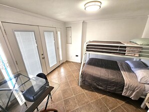 5 Schlafzimmer, Schreibtisch, Bügeleisen/Bügelbrett, kostenloses WLAN