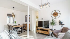 A modern living room with a sofa, TV, and decorative items. - 2 bedroom accommodation in Alnwick (Alnwick)