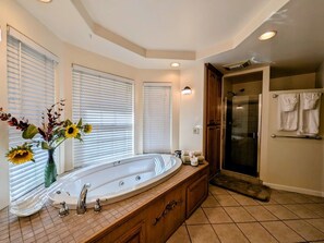 Combined shower/bathtub, jetted bath, eco-friendly toiletries