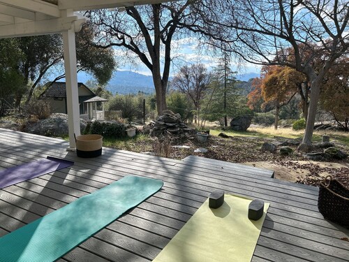 Mountain retreat - stargazing, sunsets, hot tub, pool table, Yosemite, Bass Lake