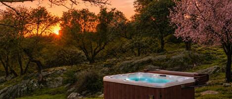 Outdoor spa tub
