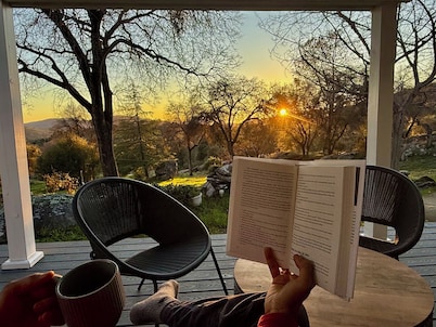 Mountain retreat - stargazing, sunsets, hot tub, pool table, Yosemite, Bass Lake