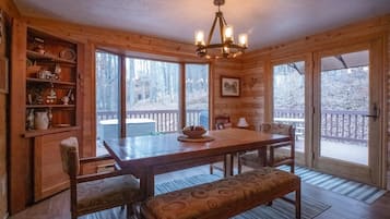 House (Harvest Moon) | 4 bedrooms, desk, free WiFi, bed sheets
