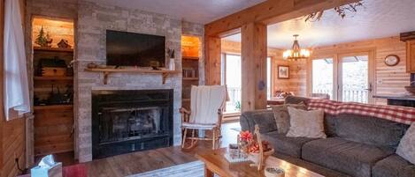 Maison (Harvest Moon) | Salle de séjour | Télévision à écran plat, cheminée, lecteur de DVD