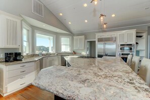 冷蔵庫、電子レンジ、オーブン、コンロ