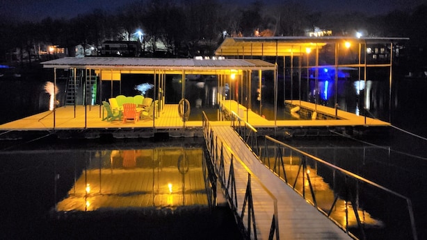 Una casa sul lungomare con una veranda coperta e una piscina.