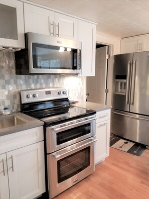 Fridge, microwave, oven, stovetop - Nice private home with updated kitchen, large dock in quiet cove and 12x38 slip (Sunrise Beach)