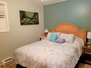 4 bedrooms, free WiFi, bed sheets - Nice private home with updated kitchen, large dock in quiet cove and 12x38 slip (Sunrise Beach)