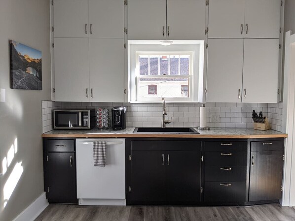 Een koelkast, een microgolfoven, een oven, een kookplaat